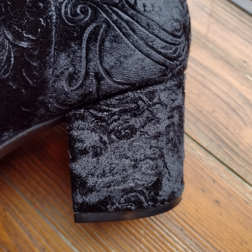 Beautiful! Velvet w/Embroidered Paisley Pattern Ankle Boot Size 8 Med NWOT - Picture 9 of 14